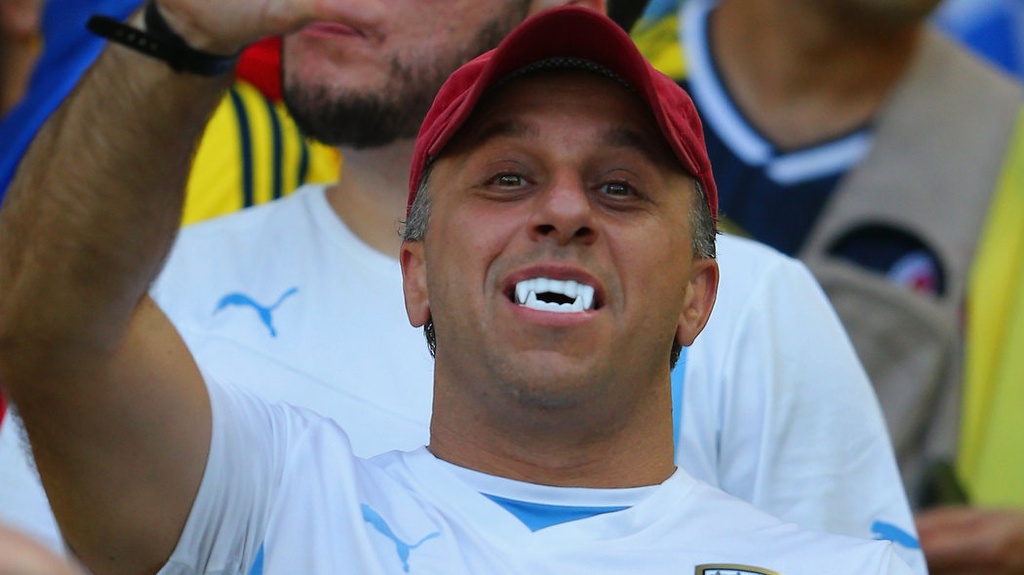 Các fan Uruguay cũng vô cùng thích thú với hàm răng kiểu ma cà rồng Suarez.